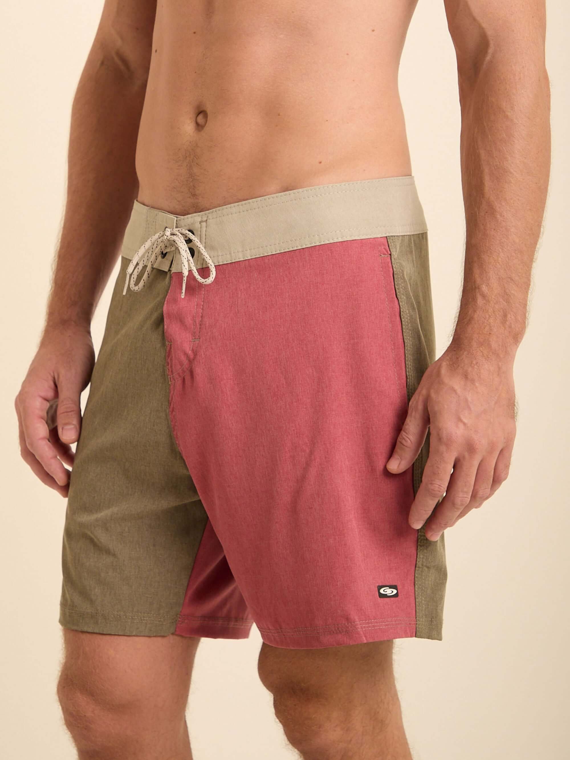 Calça boardshorts da Greenish, em caqui e vermelho, com cós anatômico e cordão de amarração.