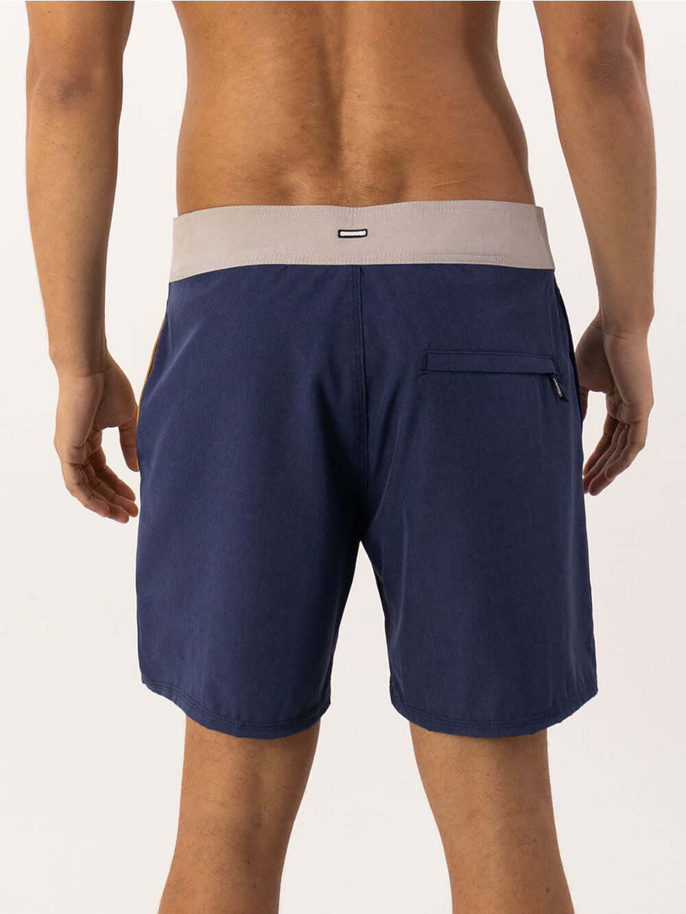 Visual traseiro do Boardwalk Collor Azul Marinho da Greenish, com cós anatômico e design casual.