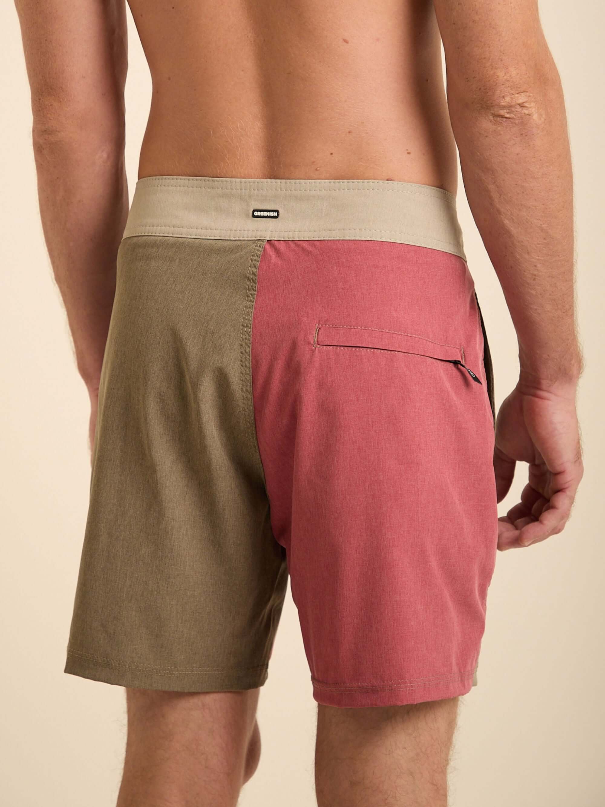 Bermuda Boardwalk Collor da Greenish, com cós anatômico e design em caqui e vermelho.