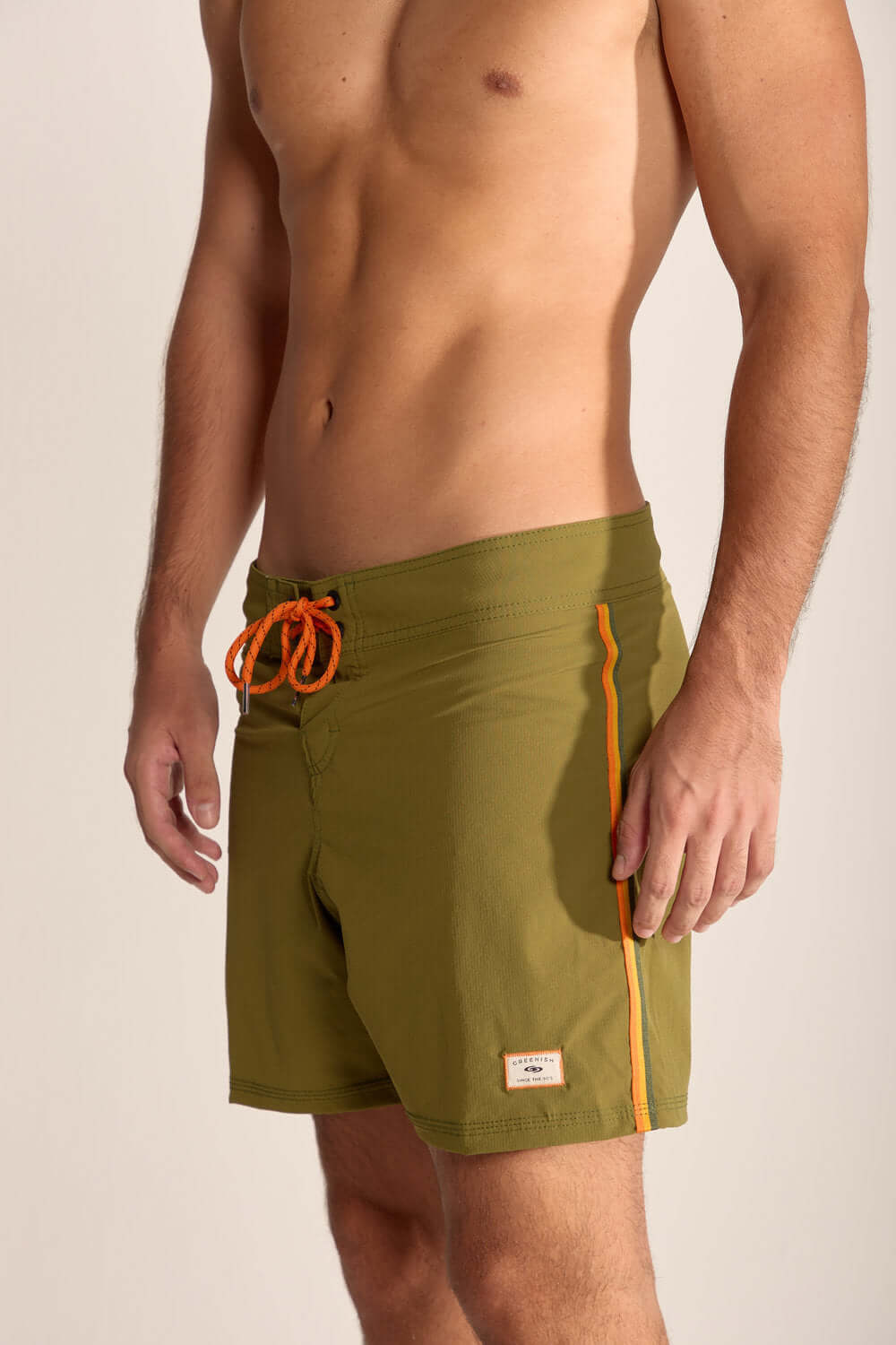 Bermuda de praia verde, modelo curto, da marca Greenish, ideal para atividades ao ar livre como surf e trilhas.