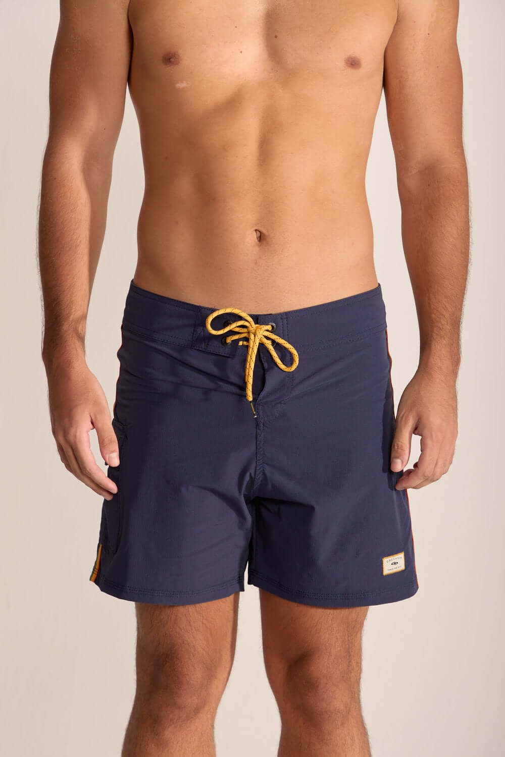 Boardshort azul marinho da Greenish, leve e anatômico, ideal para atividades ao ar livre e mergulhos.