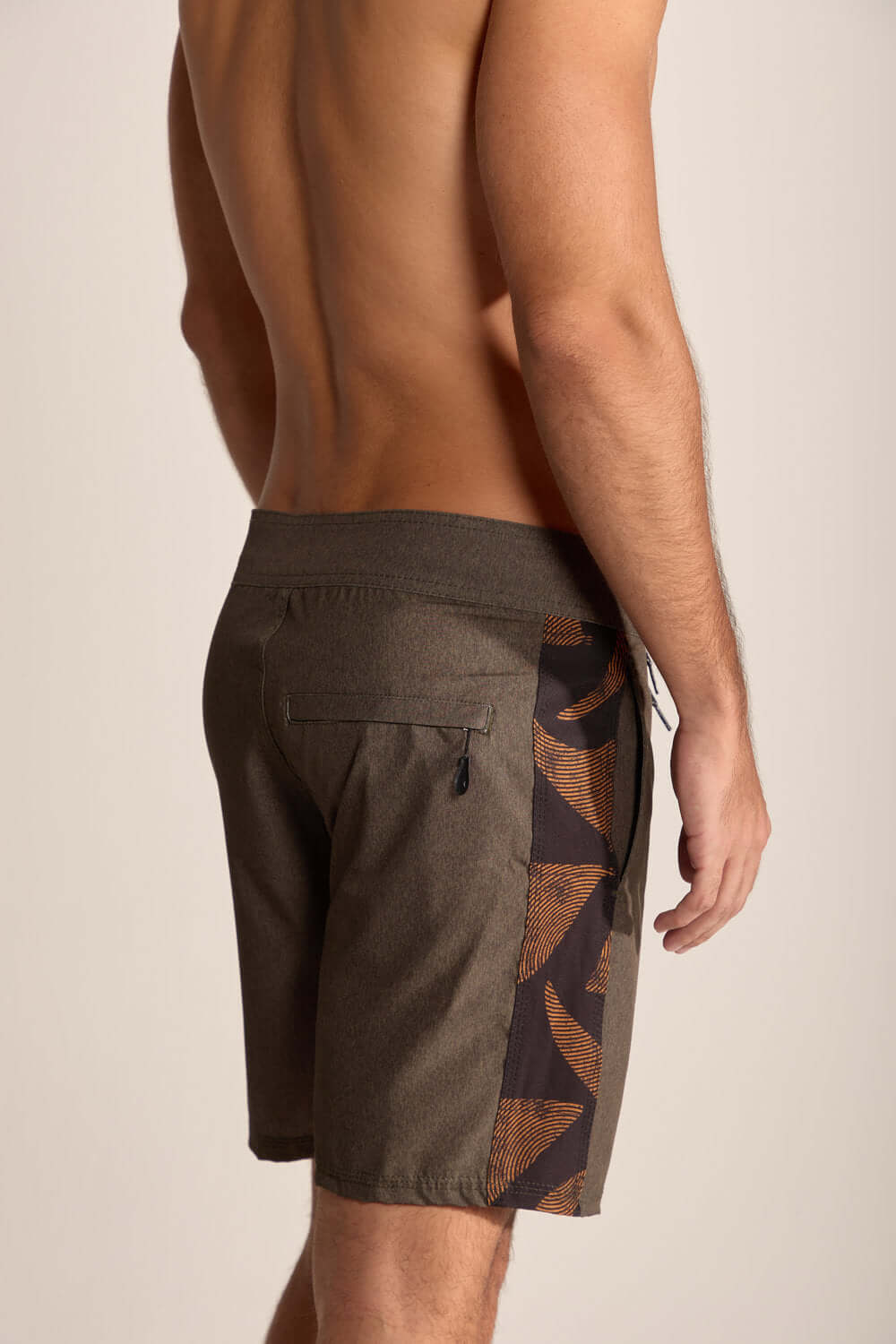 Shorts Boardwalk Live the Simple Verde Musgo com estilo urbano e confortável, ideal para surf e atividades ao ar livre.