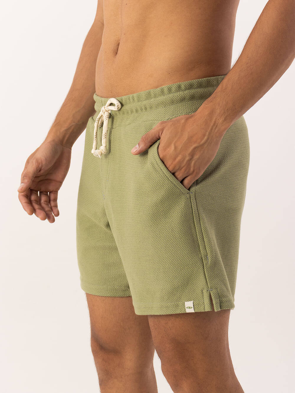 Bermuda Moletom Alpes verde, modelagem vintage curta, com bolsos e cós elástico da marca Greenish.