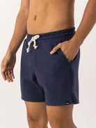 Bermuda Moletom Alpes da Greenish, azul marinho, com modelagem vintage e ajuste confortável.