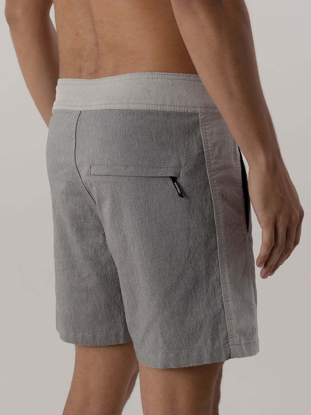 Bermuda Casual Favorite Place cinza da Greenish com bolsos laterais e traseiro com zíper, estilo sofisticado e casual.