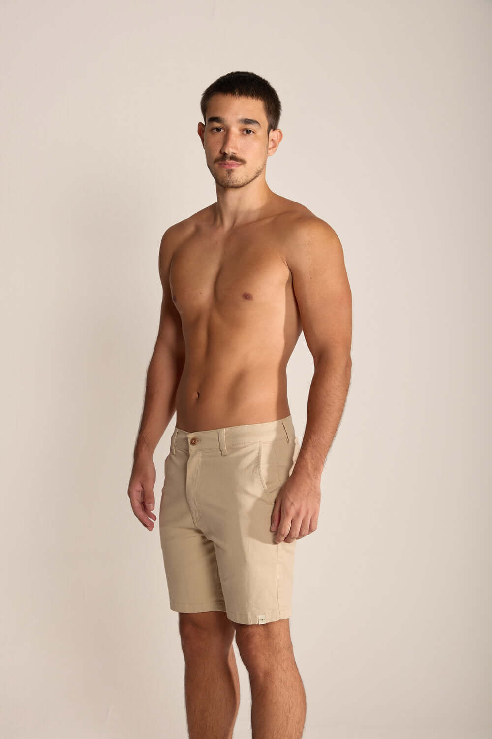 Bermuda Chino Areia da marca Greenish, estilo urbano e confortável, ideal para diversas ocasiões.