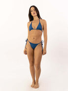 Biquíni ISA - Azul da Greenish, modelo com top triangular e calcinha ajustável, perfeito para o verão.