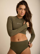 Biquini Bianca da Greenish, conjunto cropped e hot pant em verde oliva, ideal para praia e atividades ao ar livre.