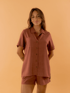 Camisa Tayla marron da Greenish, confortável e estilosa, ideal para o seu dia a dia.