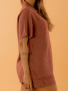 Camisa Tayla marrom da marca Greenish, estilo casual, perfeita para looks modernos e confortáveis.