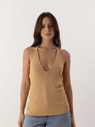 Blusa Chiara bege da marca Greenish, com decote em V, estilo casual e elegante.
