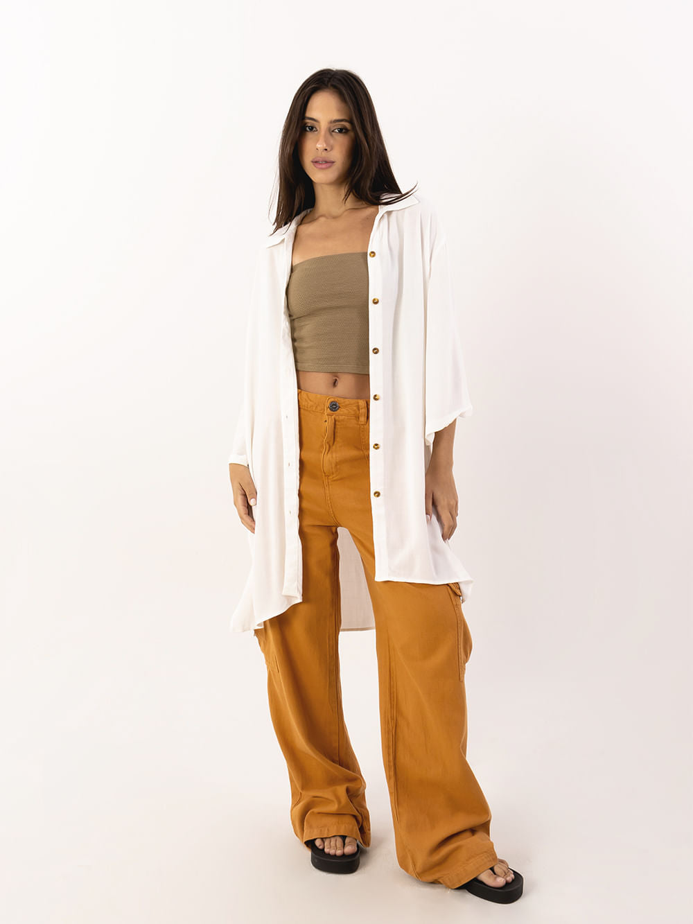Camisa Marina off white da marca Greenish, modelagem leve e elegante, ótima para looks casuais.