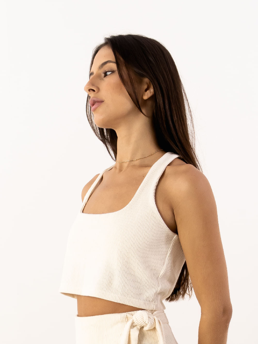 Modelo usando blusa Tainá off white da Greenish, com design leve e decote quadrado, perfeita para o verão.