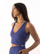 Top Bruna - Azul da Greenish, blusa cropped feminina em tom azul vibrante, ideal para looks casuais.