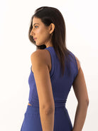 Top Bruna Azul da Greenish, blusa feminina de cor azul, com ajuste perfeito e design moderno.