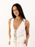 Blusa Tiemi da Greenish em tom natural, com design sofisticado e confortável, perfeita para looks modernos.