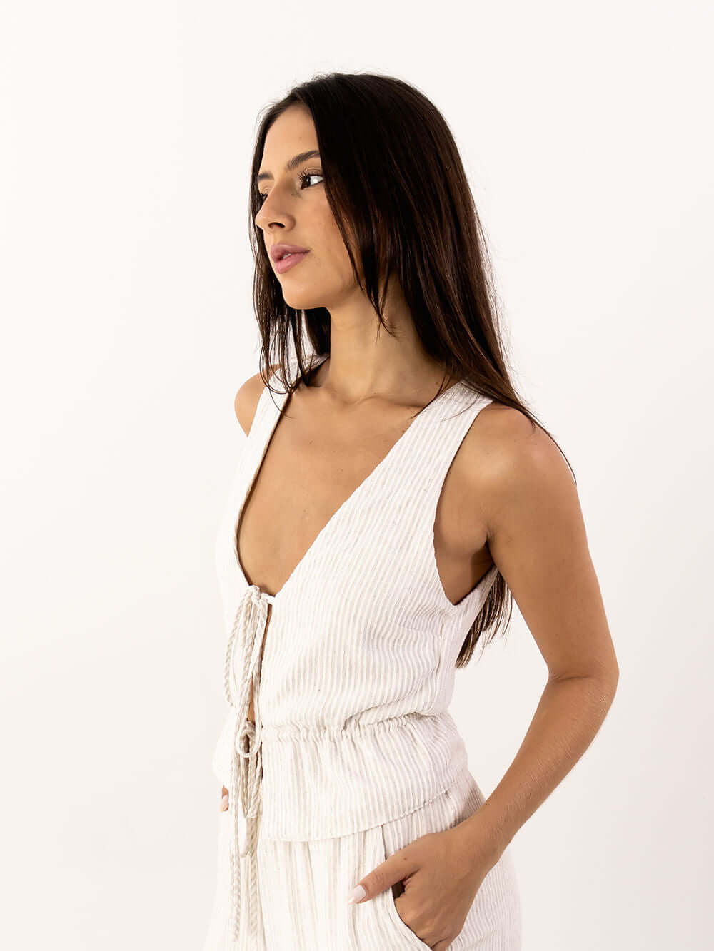 Modelo usando blusa Tiemi da Greenish, com design sofisticado e confortável, em tom natural.