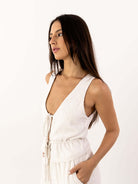 Modelo usando blusa Tiemi da Greenish, com design sofisticado e confortável, em tom natural.