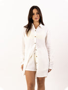 Blusa Isis off white da Greenish, elegante e versátil para looks de verão, com botões e detalhes diferenciados.