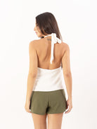 Blusa Nanda off white da Greenish, leve e confortável, ideal para looks de verão, com faixa dupla para amarração.