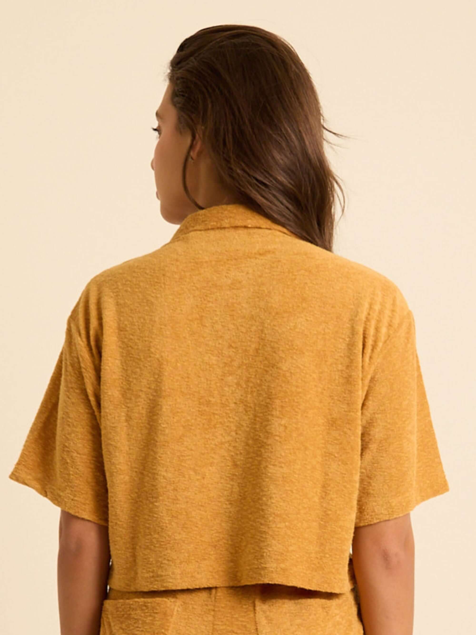 Vista traseira da Blusa Marzo - Amarelo da marca Greenish, destacando seu tecido UltraSoft e modelagem curta.