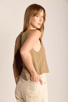 Modelo usando blusa de sarja verde musgo Greenish, com design versátil e elegante, perfeita para qualquer ocasião.