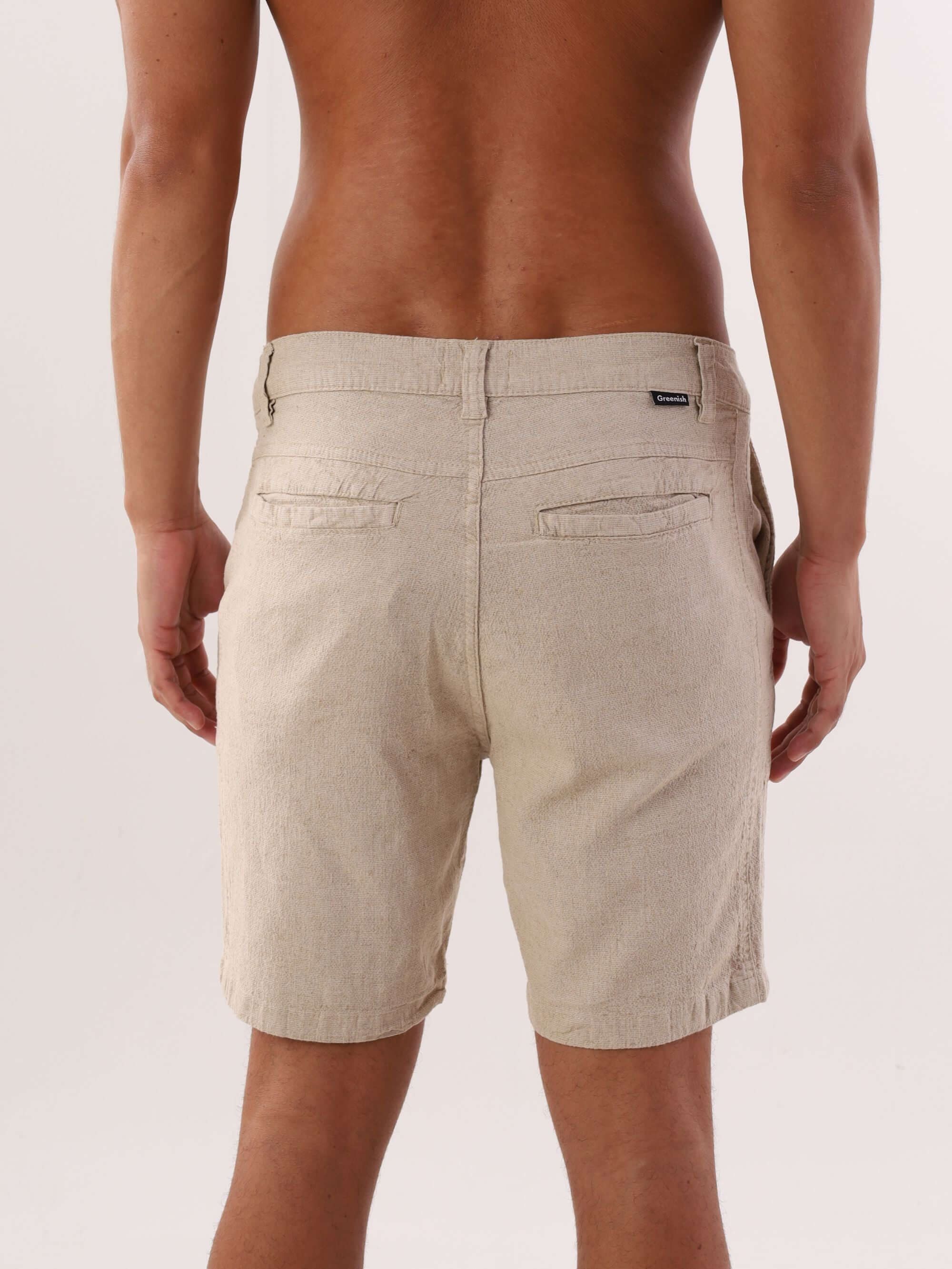 Bermuda de linho off white da Greenish, vista de trás, ideal para dias de sol com estilo e conforto.