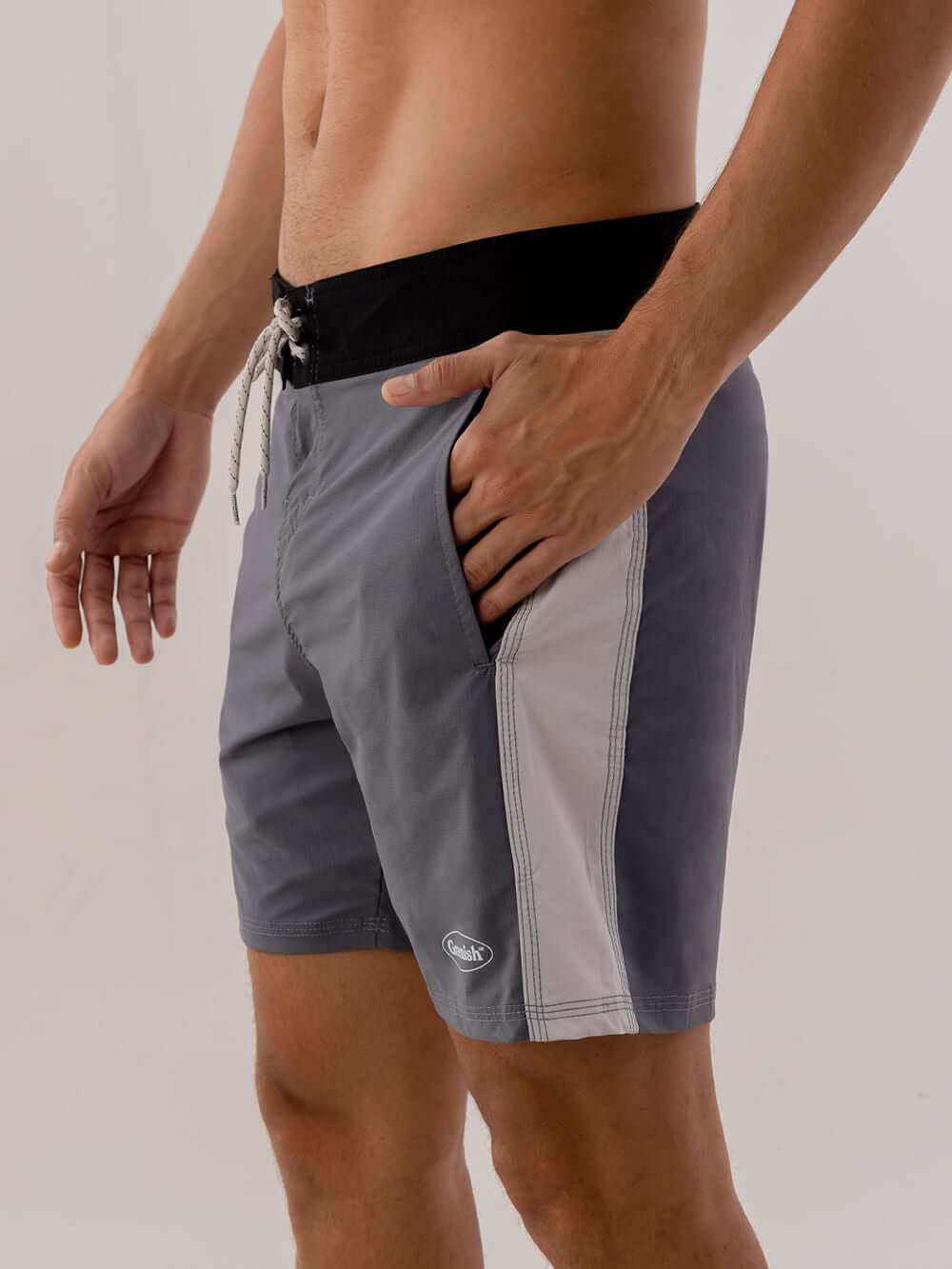 Bermuda de banho masculina Greenish Boardwalk Classic Trunk na cor cinza com detalhes em preto e bolsos laterais.