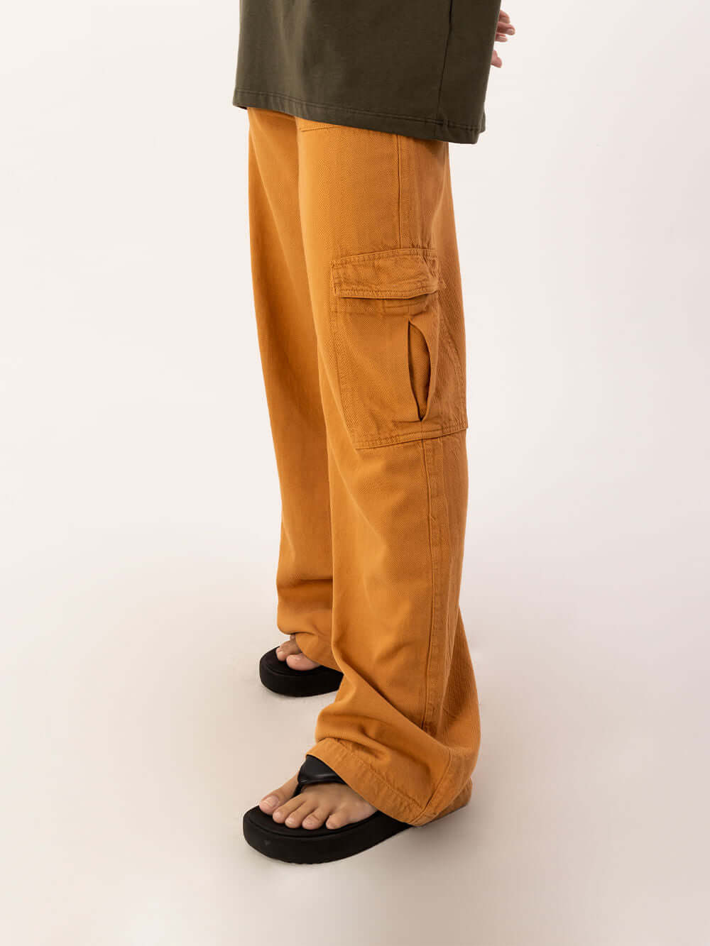 Calça Cargo Lilly ocre da Greenish, modelo moderno com bolsos laterais e cós duplo, ideal para conforto e estilo.