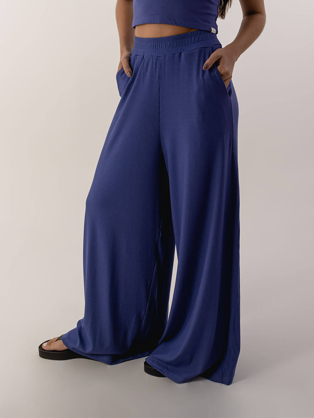 Calça pantalona Bruna azul da Greenish, modelagem ampla e confortável, ideal para looks casuais e elegantes.