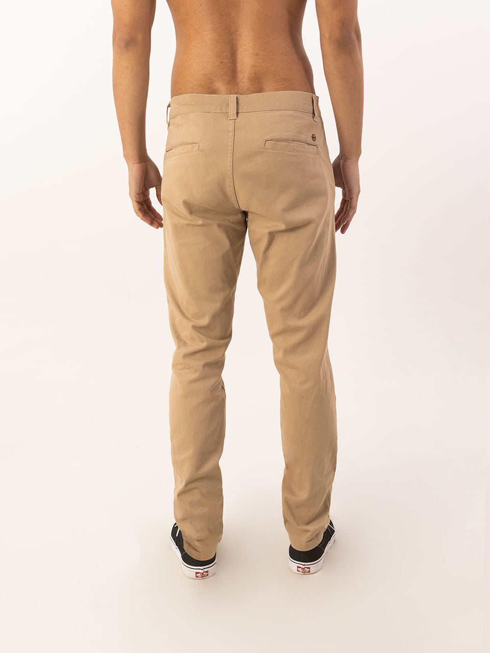 Calça Sarja Chino caqui da Greenish, mostrando detalhes traseiros. Ideal para looks versáteis.