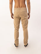 Calça Sarja Chino caqui da Greenish, mostrando detalhes traseiros. Ideal para looks versáteis.
