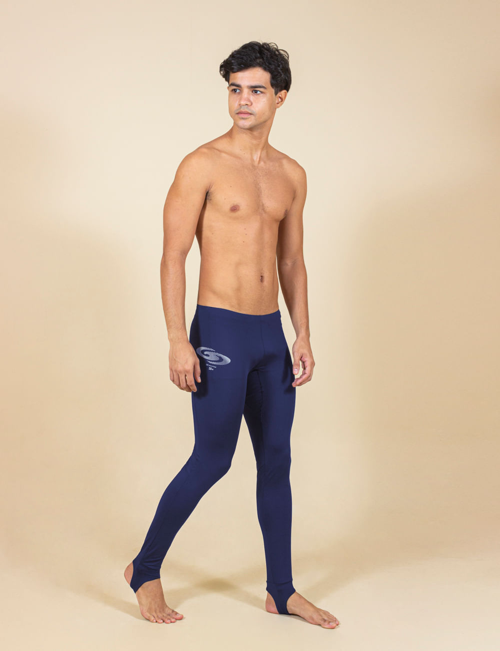 Modelo usando a Calça Sport Lycra UV Performance da Greenish, ideal para surfe e esportes aquáticos.