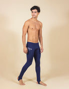 Modelo usando a Calça Sport Lycra UV Performance da Greenish, ideal para surfe e esportes aquáticos.