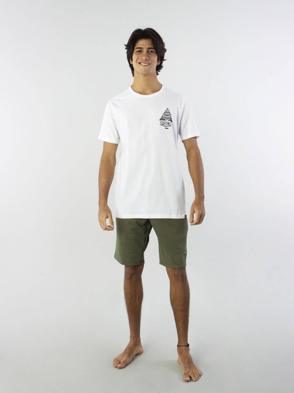 Modelo usando a camiseta Look Inside da Greenish, estilo surfwear, perfeita para os amantes do esporte.