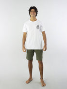Modelo usando a camiseta Look Inside da Greenish, estilo surfwear, perfeita para os amantes do esporte.