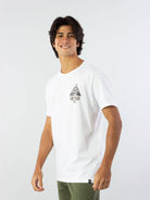 Camiseta branca Look Inside da Greenish, perfeita para surfistas, confeccionada em 100% algodão, estilo confortável.