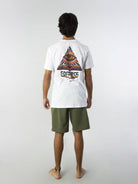 Camiseta Greenish branca com estampa exclusiva, vista de costas, ideal para amantes do surfwear.