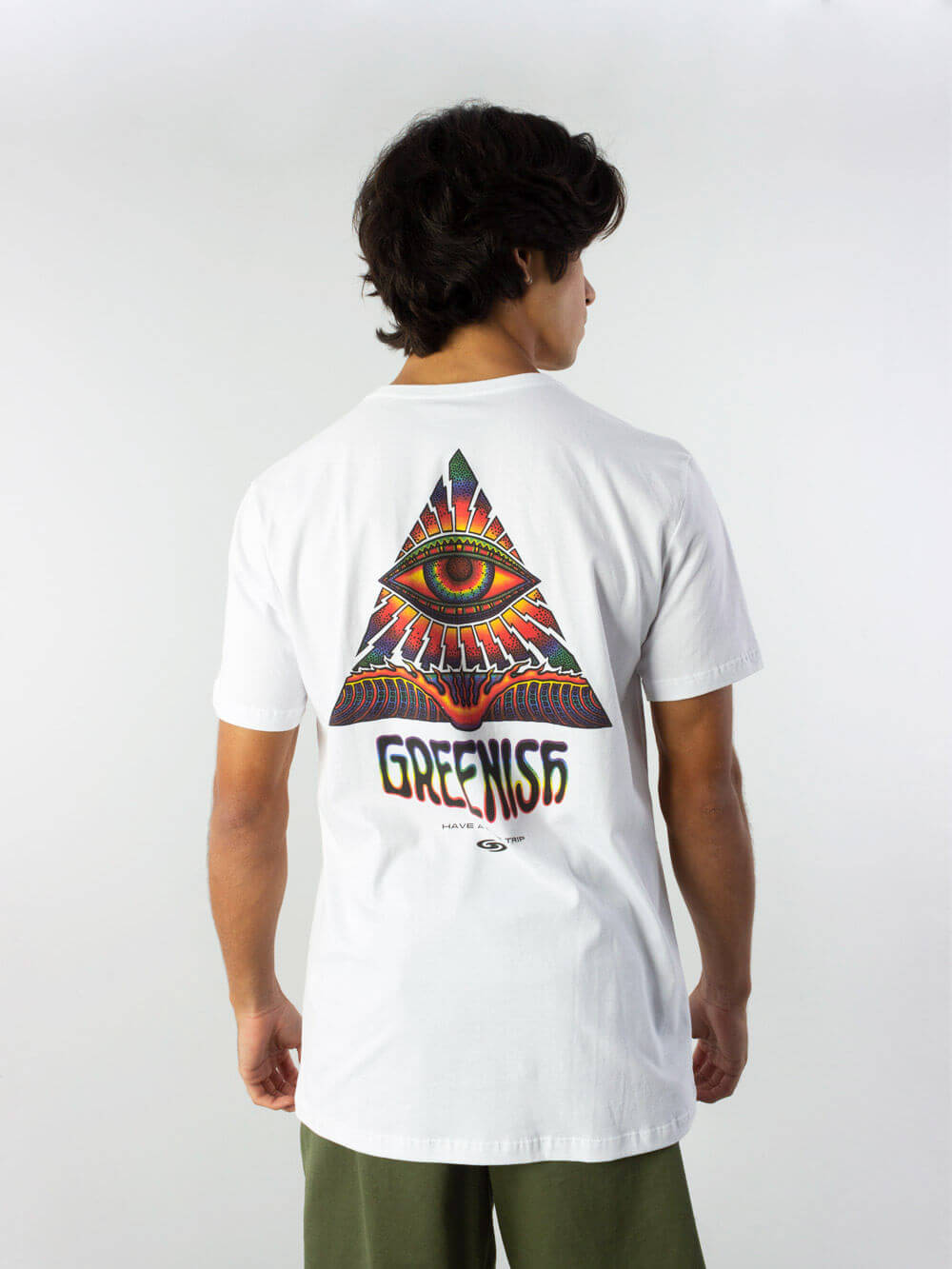 Camiseta Greenish branca com estampa colorida de olho no estilo surfwear, ideal para amantes de moda descontraída.
