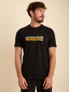 Camiseta preta institucional Greenish com logo colorido, ideal para o dia a dia e atividades casuais.