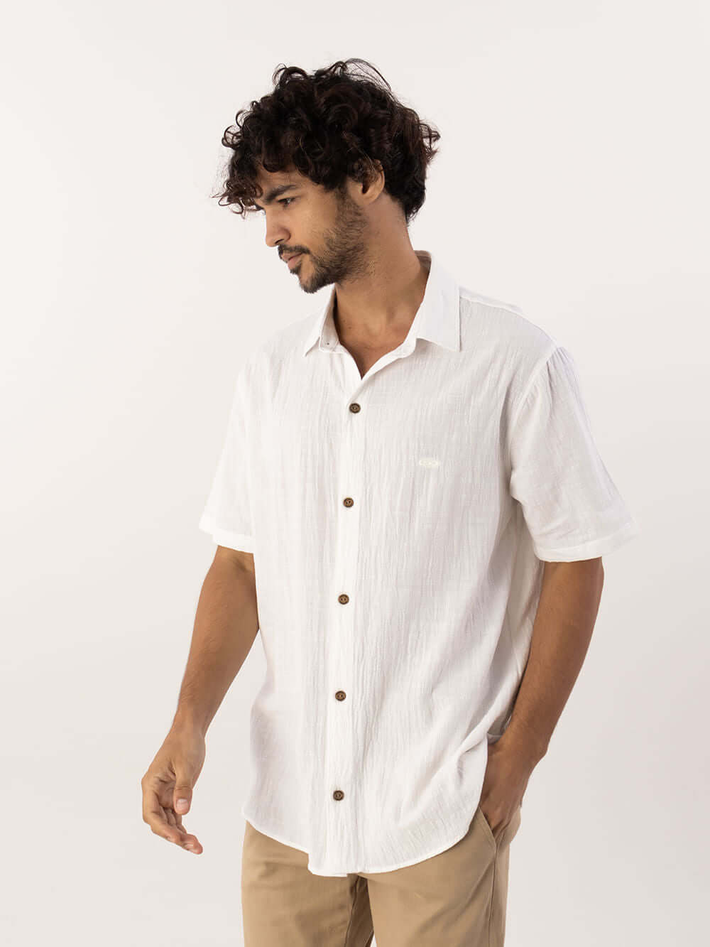 Camisa botão Ridge off white da marca Greenish, estilo casual, modelagem leve e confortável.