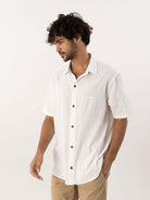 Camisa botão Ridge off white da marca Greenish, estilo casual, modelagem leve e confortável.