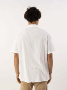 Camisa botão Ridge off white da marca Greenish vista de trás, ideal para looks casuais e confortáveis.