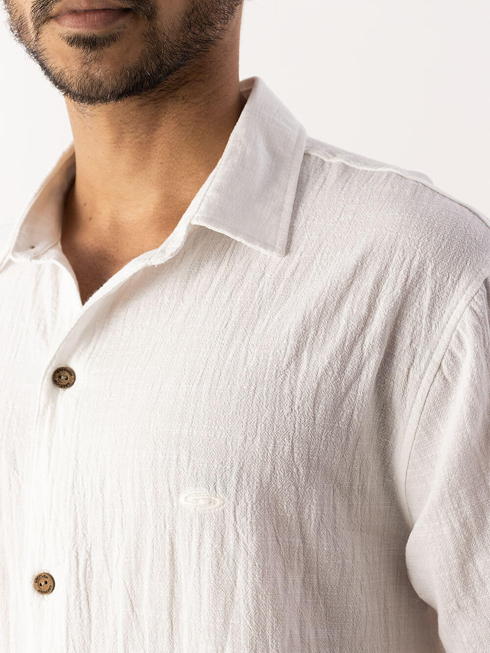 Camisa Ridge off white da Greenish, com botões e textura leve, ideal para estilo casual e confortável.