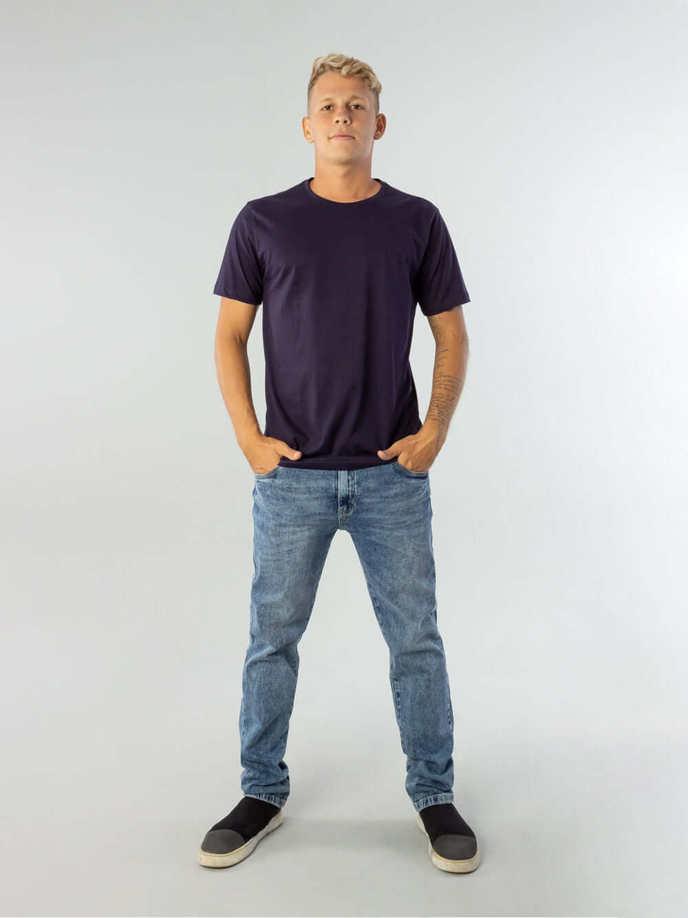 Camiseta Pima Cotton Ultra Comfort azul marinho da Greenish, modelo masculino em pé, estilo casual e confortável.