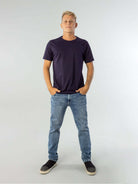 Camiseta Pima Cotton Ultra Comfort azul marinho da Greenish, modelo masculino em pé, estilo casual e confortável.