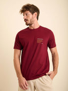 Camiseta Greenish Old Frames bordô em malha 100% algodão, toque leve e macio, estilo clássico.