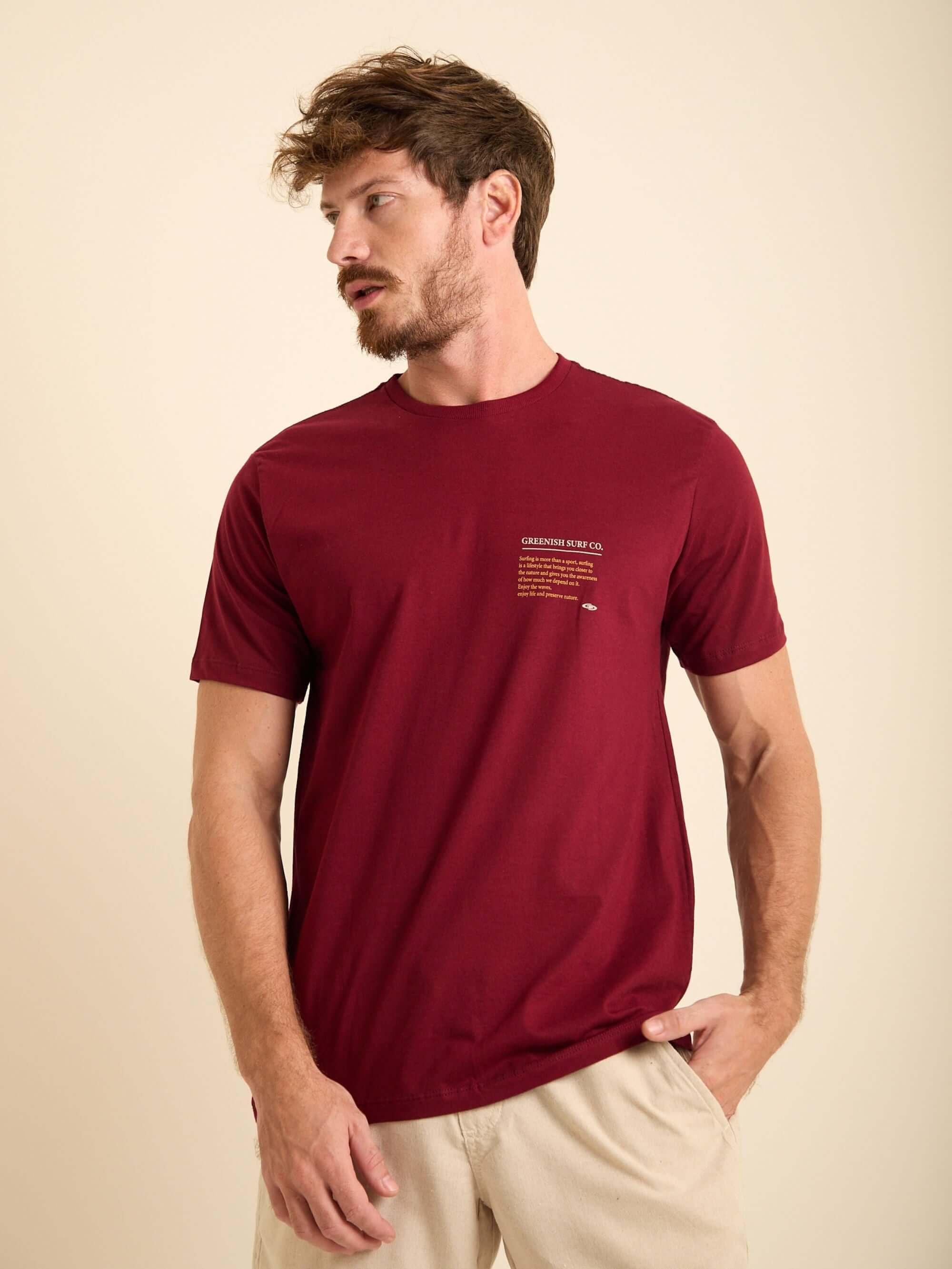 Camiseta Greenish Old Frames bordô em malha 100% algodão, toque leve e macio, estilo clássico.