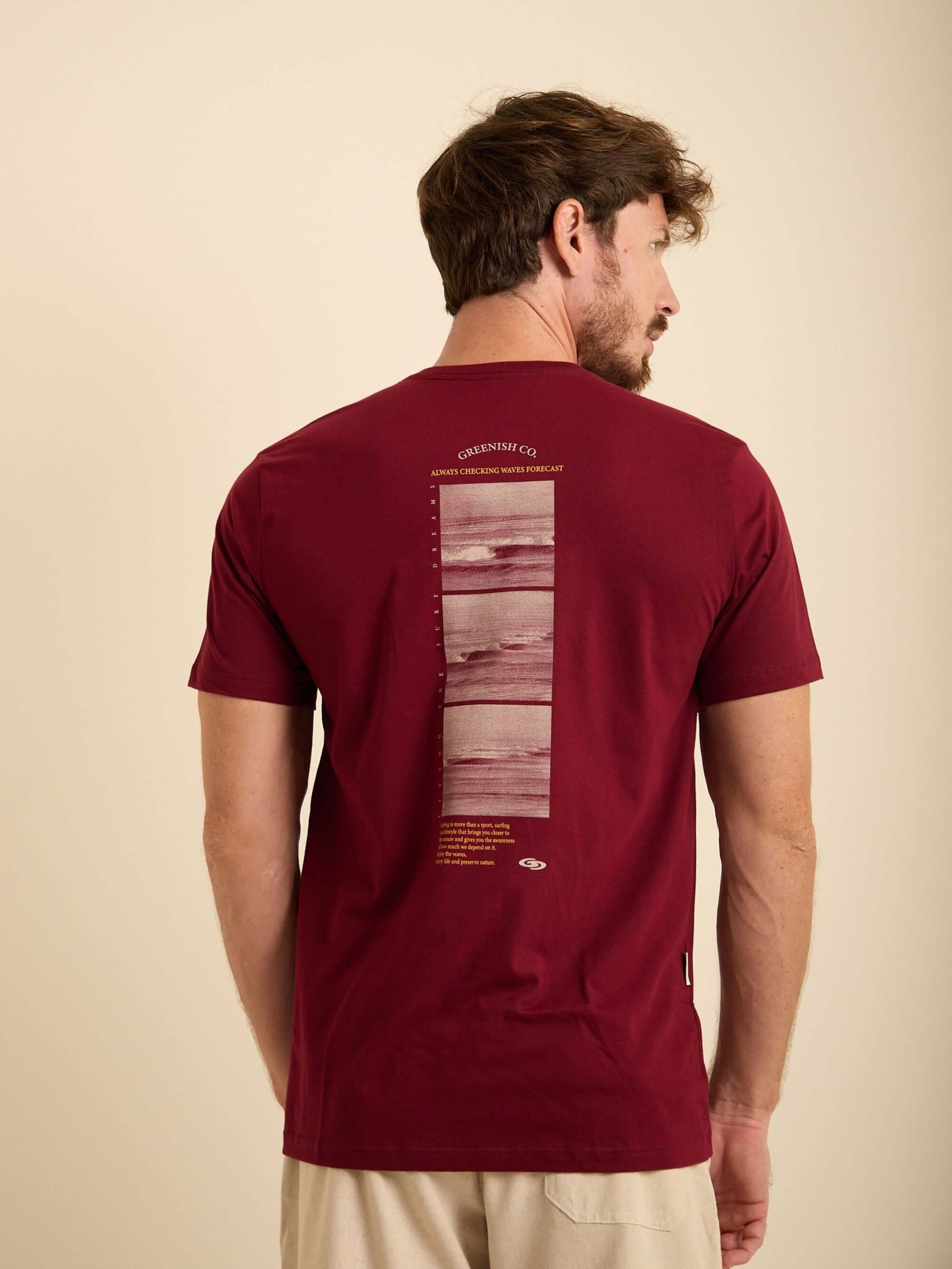 Camiseta bordô Greenish Old Frames, com estampa exclusiva e toque leve em 100% algodão, perfeita para conforto diário.