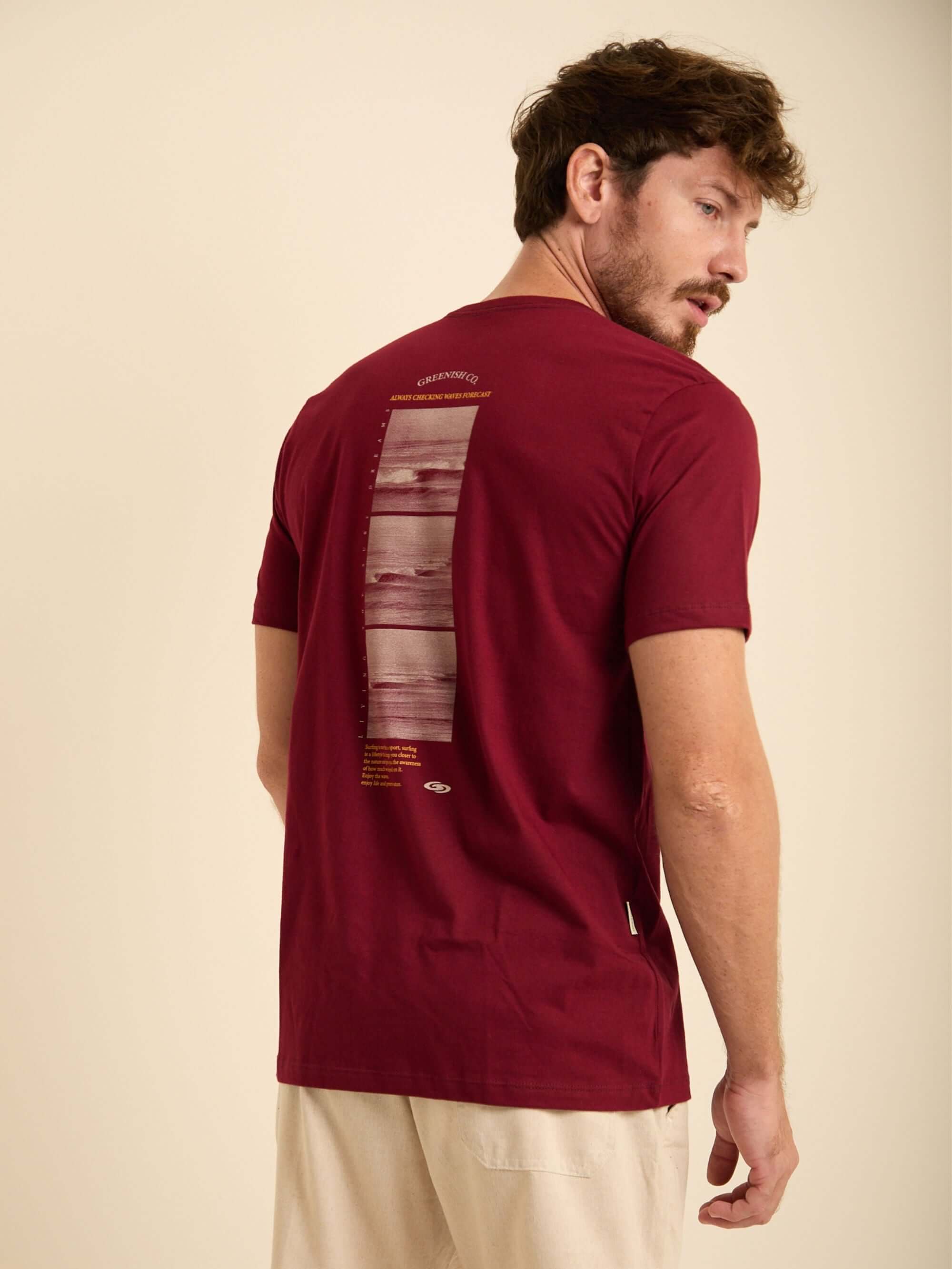 Camiseta Greenish Old Frames bordo com estampa exclusiva nas costas, fabricada em 100% algodão.